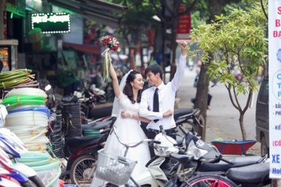 Cặp đôi chụp ảnh cưới giữa chợ bình dân