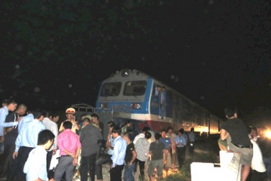 Tàu hỏa tông ôtô tải mắc kẹt trên đường ray