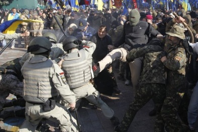 Tình hình Ukraine: Nhóm biểu tình cánh hữu ném đá vào tòa nhà Quốc hội Ukraine