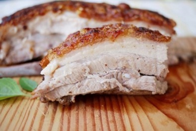 Cách làm thịt quay giòn bì không cần lò nướng