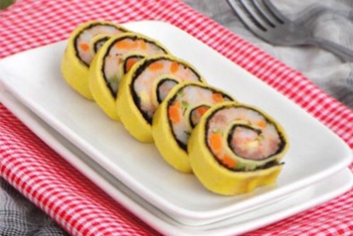 Cách làm món trứng cuộn tôm đẹp mắt ngon miệng như sushi cho trẻ