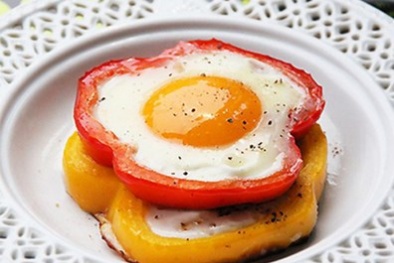 Cách làm món trứng ốp lết hình hoa cho bữa sáng cho vợ ngày 20/10