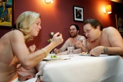 Bắt khách cởi đồ, xem ảnh nóng trước khi ăn