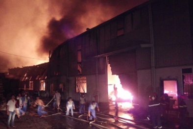 Cận cảnh KCN Quang Minh Hà Nội cháy lớn lan rộng