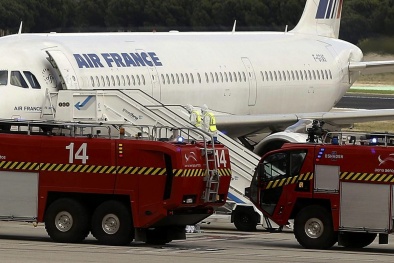 Máy bay hạ cánh khẩn cấp ở Madrid vì nghi hành khách nhiễm Ebola