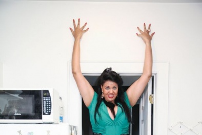 Người mẫu ngoại cỡ kiếm bộn tiền bằng cách ghì chặt khách hàng 