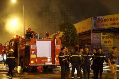 Clip: Cháy dữ dội, khói phủ kín mít sau lưng tòa nhà Keangnam