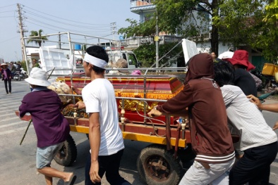 Nghi phạm chết tại phòng tạm giữ, hàng trăm người dân mang quan tài vây kín trụ sở