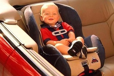 5 cách bảo vệ trẻ em khi đi xe hơi
