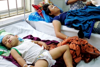 Đâm ôtô vào đám đông, cô gái bị nghi do đạp nhầm chân ga