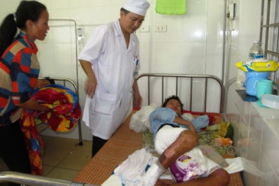 Bé trai bỏng nặng nghi do mẹ xô vào đống lửa 