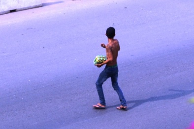 Xe chở nước ngọt bị đổ, thanh niên 'hôi của'