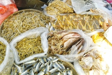 Ăn thực phẩm khô nhiễm độc: tiền mất tật mang 