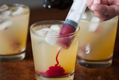 Cách làm cocktail ma cà rồng ghê rợn cho tiệc Halloween