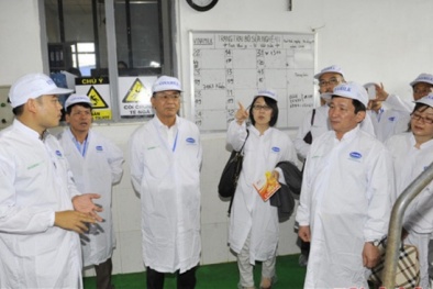 Đại sứ Nhật Bản thăm và làm việc tại trang trại bò sữa Vinamilk