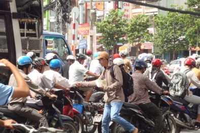 Phát tờ rơi ở giao lộ tại TP.HCM: Sao không xử lý người vi phạm?