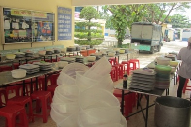 Đình chỉ Công ty nghi cung cấp thịt heo bẩn cho học sinh ăn