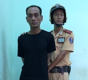 Cứa cổ người đi đường bằng dao lam, tên cướp bị CSGT tóm gọn