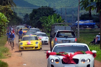 Choáng váng với đoàn siêu xe rước dâu ở Bình Định