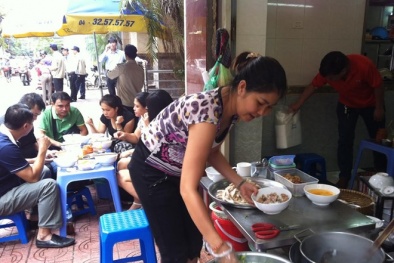 Hơn 100.000 đồng/bát phở gà ăn sáng, khách vẫn xếp hàng mua