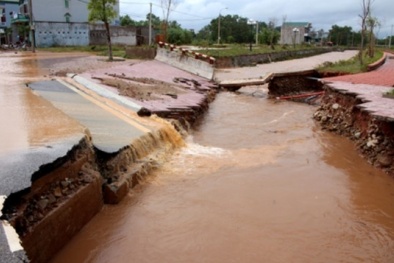 5.000 người dân bị cô lập trong biển nước vì vỡ đập đê Đầm Hà