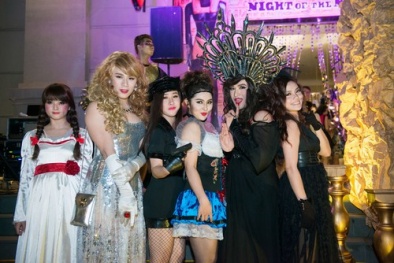 Cười nghiêng ngả với phong cách Halloween của các nghệ sỹ