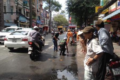 Hàng chục người dân nhặt vàng giúp người phụ nữ bị cướp