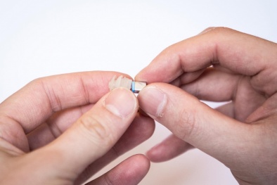 Ra mắt máy trợ thính không dây nhỏ nhất hiện nay