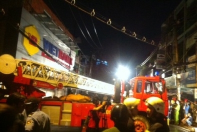 TP.HCM: Hú vía với tấm bảng hiệu 10m bất ngờ rơi xuống khu dân cư