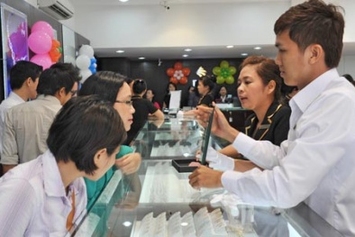 Vàng SJC xuống đáy 9 tháng, đôla rập rình tăng