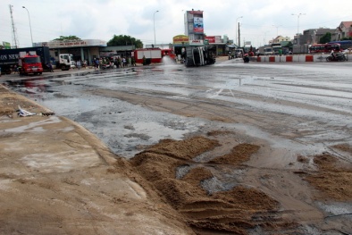 Đồng Nai: Xe chở hàng ngàn lít axit lật giữa đường