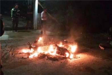 Kinh hoàng xe máy phát nổ khi đang chạy, 1 người bị bỏng nặng