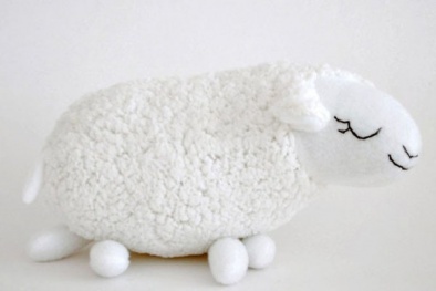 Cách may gối ôm hình chú cừu đáng yêu cho ngày đông lạnh