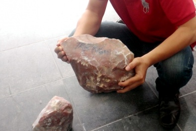 Ôm nợ vì đua nhau mua 'đá lạ' cho thương lái TQ