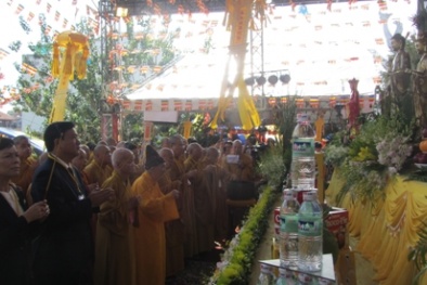 Hàng ngàn người dân tham dự đại lễ cầu siêu nạn nhân bị tai nạn giao thông