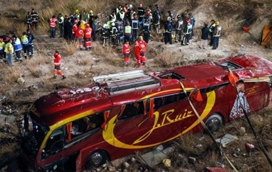Tây Ban Nha: Xe khách lao xuống khe núi, hơn 50 người thương vong
