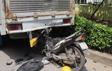 Xe máy tông đuôi xe tải đang đậu, một người chết