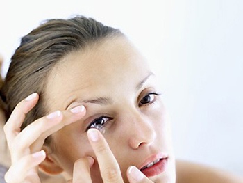 Kính áp tròng bẩn gây nhiễm trùng mắt nghiêm trọng