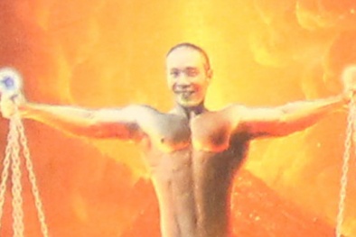 Công Lý mặc quần nhỏ lên bìa sách Bộ luật dân sự và văn bản hướng dẫn thi hành 2014