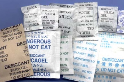 Trẻ 5 tuổi mù mắt vì gói chống ẩm