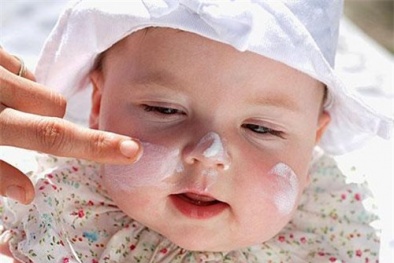 5 loại kem dưỡng ẩm giữ da bé luôn mềm mịn ngày đông