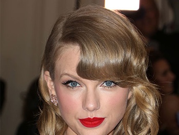 Taylor Swift biến hóa với tông son đỏ