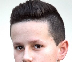 Bị cấm vào lớp vì... để tóc giống cầu thủ bóng đá