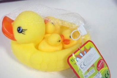 Đồ chơi vịt nhựa Trung Quốc chứa chất cấm