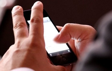 Lạm dụng điện thoại có thể gây cong vẹo cột sống