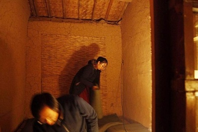 Triệu phú Trung Quốc từ bỏ tất cả để sống trong một túp lều