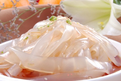 Triệt phá cơ sở sản xuất mỳ lạnh chứa chất cấm