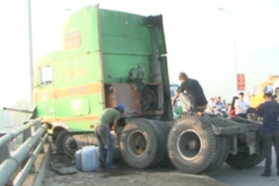 Cần Thơ:  xe container đâm hỏng dải phân cách và thành cầu Cái Răng