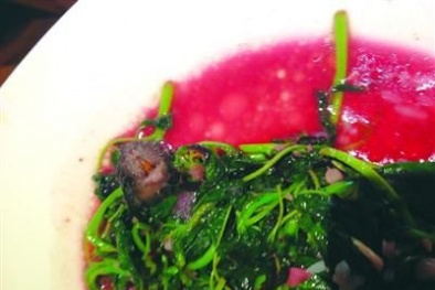 Hãi hùng phát hiện chuột chết trong đĩa rau