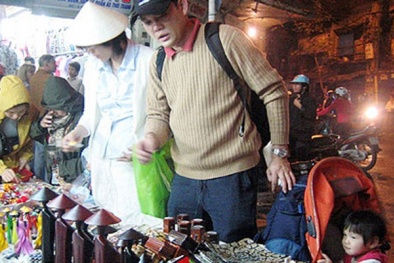 Chợ đêm phố cổ: Ngập tràn hàng Trung Quốc